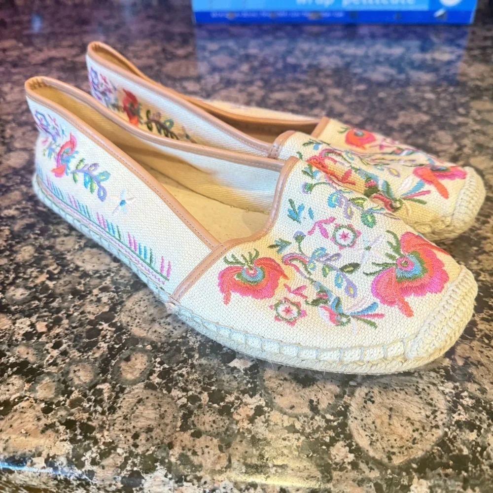 GIANNI BINI ladies floral flat spirals slip on very good condition size 8 1/2